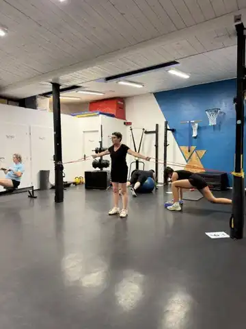 Coach encadrant un cours collectif à L'Atelier des Arcs, Toulouse